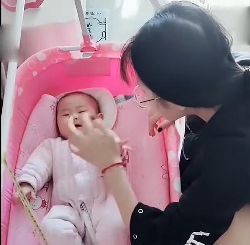 相差15岁的姐妹姐姐说她手臭谁知妹妹竟这样报复姐姐