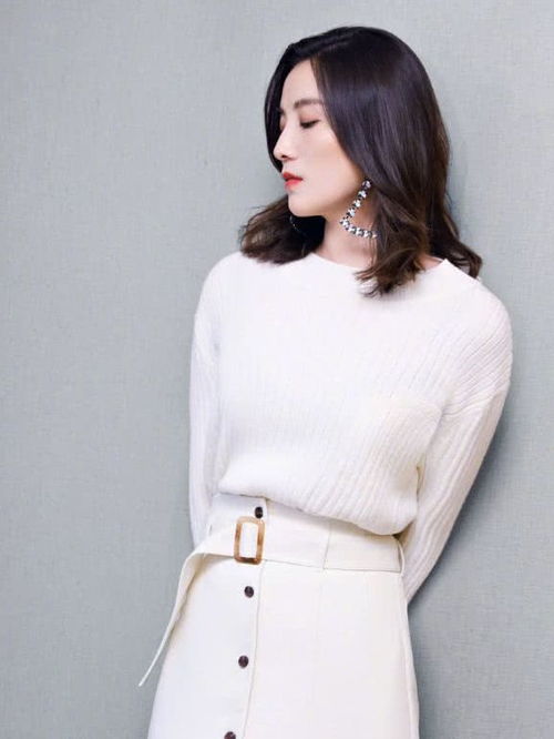 白色毛衣搭配白色半身裙,丝毫不显胖的美女显得好自信,霸气十足