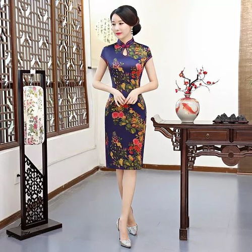 女人别再穿旧衣服了,4050岁都穿这样的旗袍,有气质显年轻
