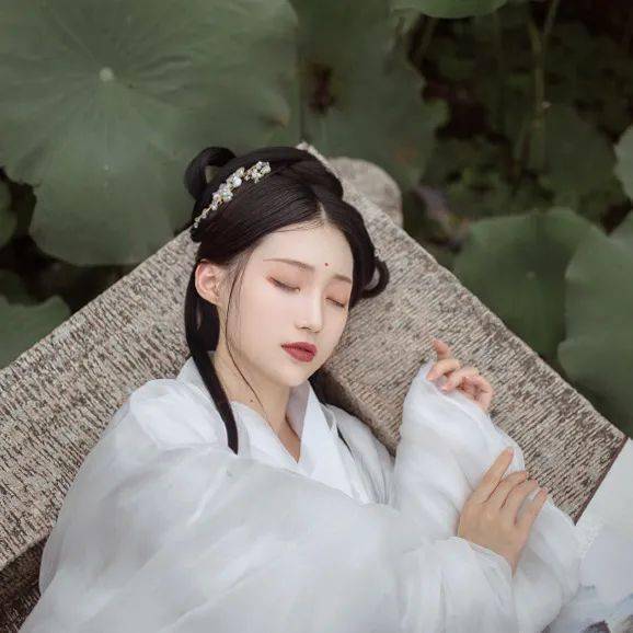 唯美意境古风女生头像劝伊好向红窗醉须莫及落花时
