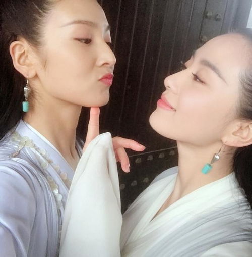 刘诗诗白裙仙气十足,裸粉色披肩显粉嫩可爱