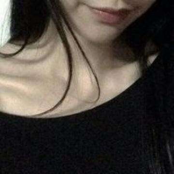 女生黑吊带锁骨头像