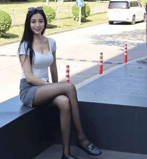 日本美女黑丝翘臀尽显,让人心动