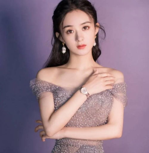赵丽颖晒美照玫粉色的吊带连衣裙坐在花丛中似甜美少女