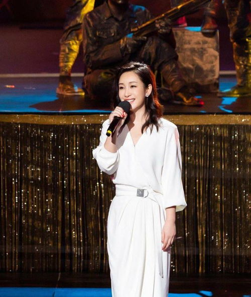 秦海璐装美成功,一袭粉色长纱裙精致优雅有气质,42岁依旧少女心