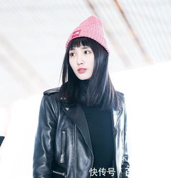 小神婆王紫璇现身机场,针织帽少女心爆棚,台步标准霸气侧漏