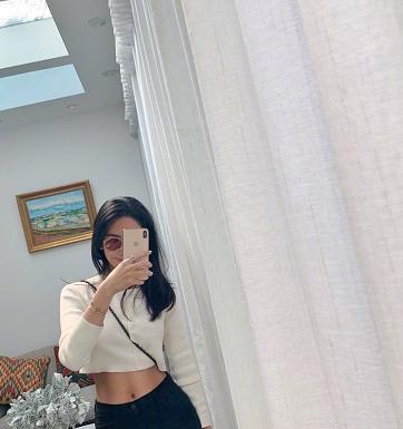 杨采钰简单气质风,解开扣子瞬间变成v领,性感又有女人味