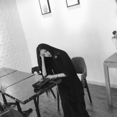 侧脸黑白女头