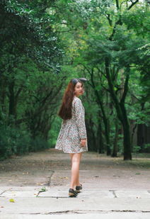 幽静山林内的温柔贤淑美女安静宜人