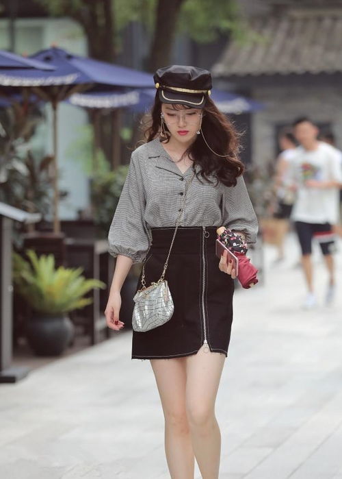 年轻美女街拍温婉可人的美女,展现别具一格的姿态