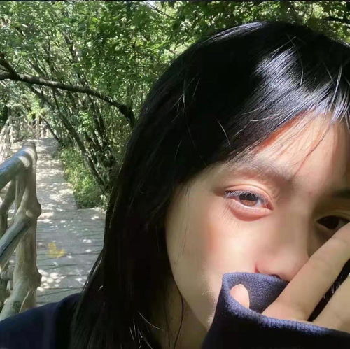 带光可爱女生头像