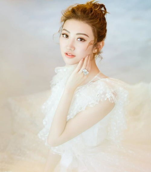 女生一看到就眼里放光的雪花裙,景甜穿上正合适,仙气十足