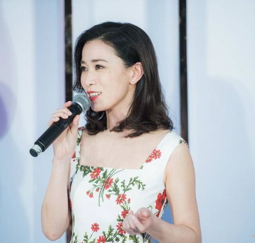 43岁的佘诗曼太会穿了,既能穿出少女感,也能穿出女神气质