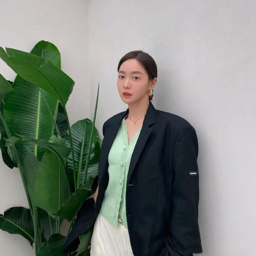 春末就别再穿卫衣了,学李沁林允这样穿,有这一件就足够了