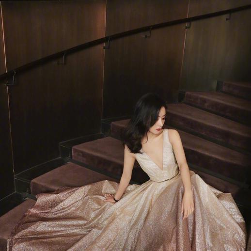 赵丽颖黑长直封面为什么会上热搜大家如何评论的