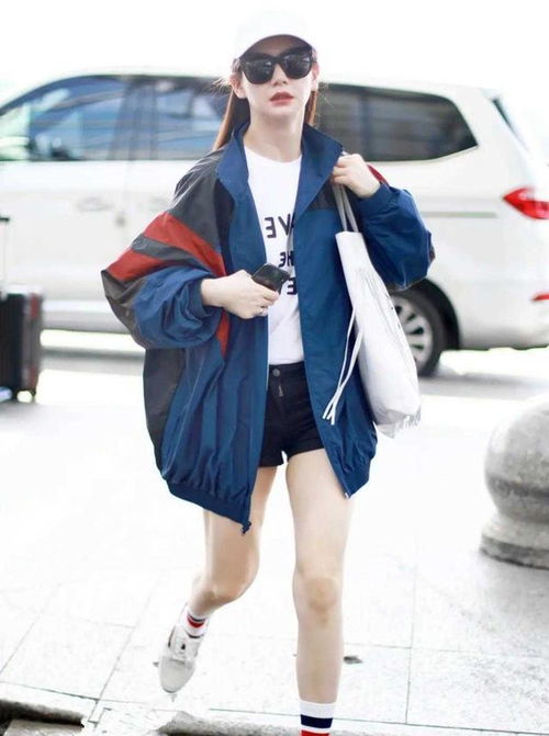 左小青户外运动太会穿,粉色外套配短裤少女感无敌,哪像43岁