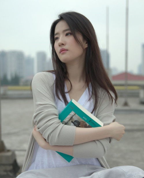 刘亦菲瘦了不少运动裤搭配棉服走机场,难掩好气质,素颜可真美