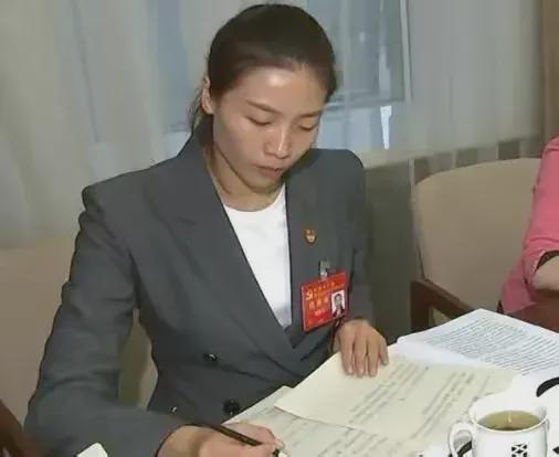 魏秋月vs丁霞论身材魏秋月最美腰臀比,丁霞的颜值则被严重低估
