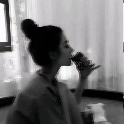 侧脸黑白女头像高冷网图女生孤独伤感头像
