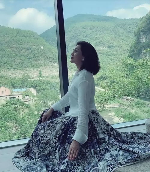 史可和外国老公挺恩爱的,穿黑白色搭配,秀出高贵女人的气质