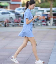 街拍亭亭玉立的美女,一件黑色连衣裙,时尚魅力