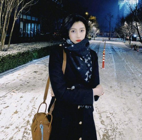 关晓彤穿凉鞋露美腿在雪中漫步,冻到脚抽筋儿,网友看着都冷