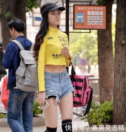 街拍美女穿肉色丝袜看起来成熟妩媚,连衣裙女气质十足