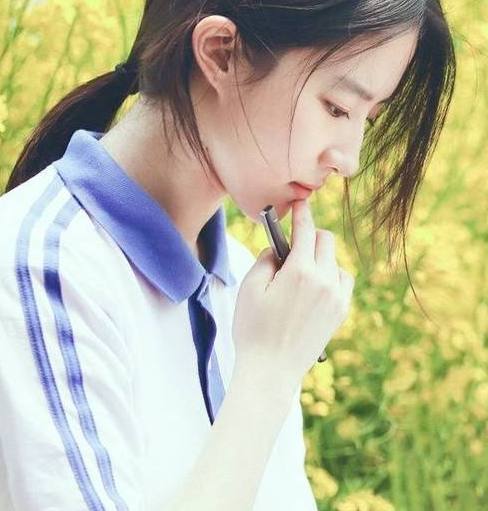 当前最火女神刘亦菲,郑爽,关晓彤穿校服都不如刚出道的她