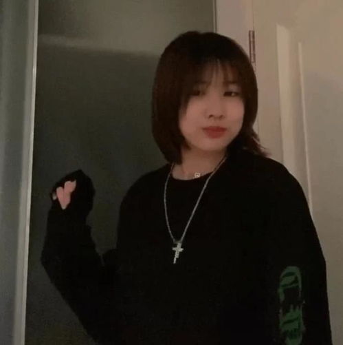 汪峰女儿小苹果跳舞,舞姿成熟眼神撩人,肉脸抢镜在家宅胖了