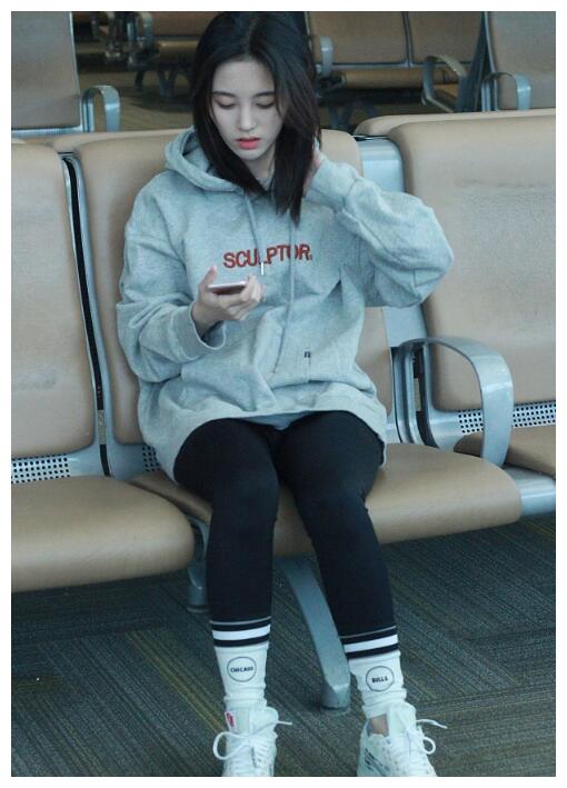 四千年美女鞠婧祎机场现身,戴圆框眼镜嘟嘴卖萌走小清新路线