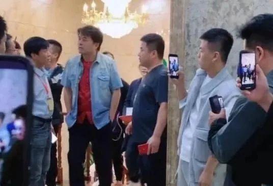 61岁毕福剑沦落商演捞金,与美女网红贴身热舞被骂是狗,当场翻脸
