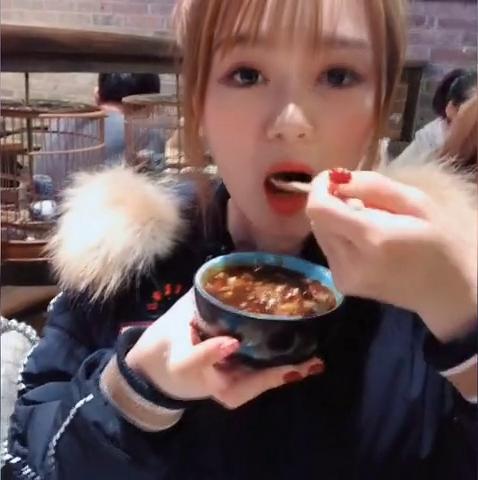 美女吃货带你吃遍美食这个小碗里的吃的跟我想的不一样呢