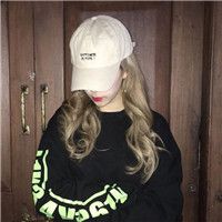 戴帽子女生低头头像好看个性带帽子的女生