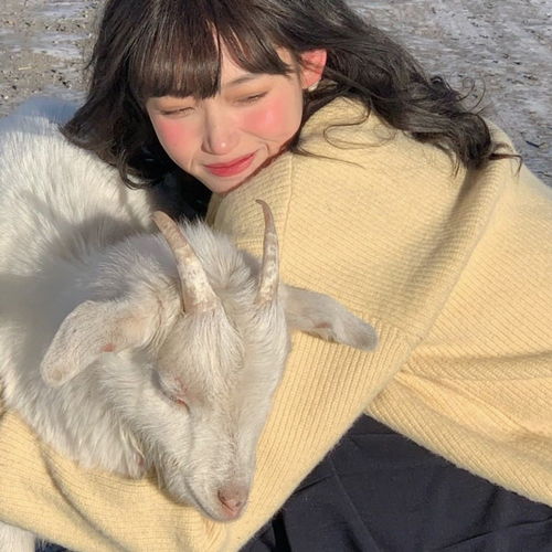 女生头像女孩子头像,草莓在嘴里好酸,你要尝尝吗