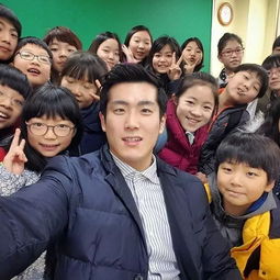 爆筋帅哥原来是小学老师,看了他的硬照我