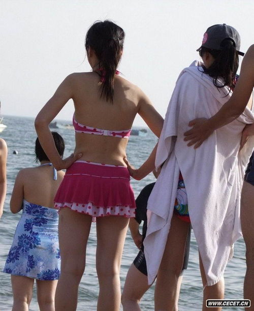 海边度假的泳装美女们