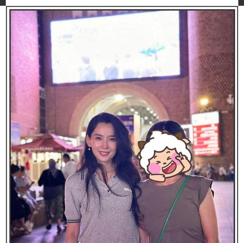 汪峰女友森林北逛大巴扎被偶遇,真人和照片一样漂亮,气质出众