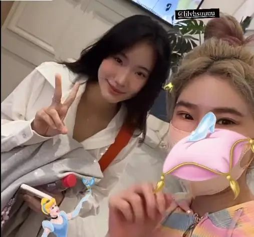 小s二女儿穿职业装拍大片,15岁秀丰满身材,撞脸韩国女星妍珍