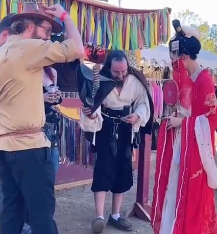中国女子在国外穿汉服,犹如大唐贵妃亲临,一路走来老外彬彬有礼