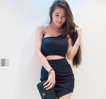 简洁大方的紧身裙美女,秀出纤细美腿