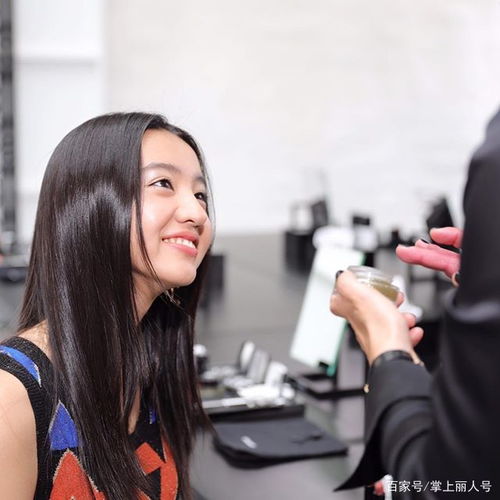 16岁木村光希闪耀巴黎,黑色薄纱长裙遮弯腿,卸浓妆秒变初恋颜