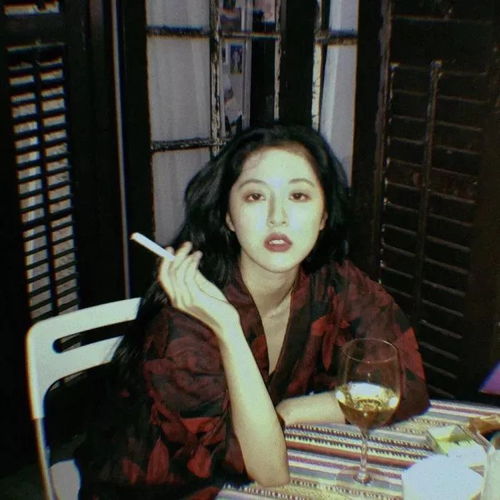 抽烟霸气社会女生头像