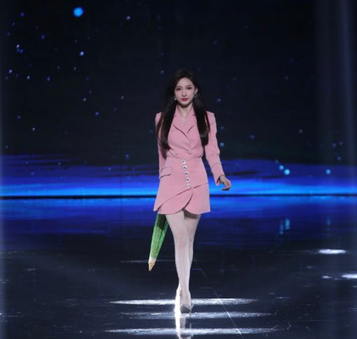 马凡舒央视门面实锤,穿制服短裙太甜美,真是超模身材女团脸