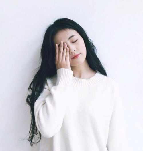 找这张图片的情侣头像,如果没有,别的女生上衣长头发遮住左眼也行,要遮住左眼的