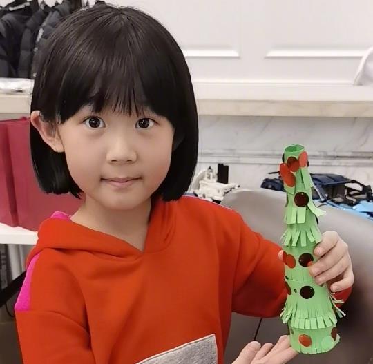 陆毅两个女儿合影,12岁贝儿坐姿像女汉子,脚踝和手腕一样细