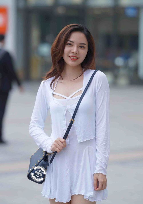 凹凸紧致的连衣裙美女,装扮才能显得优雅精致,懒散随意