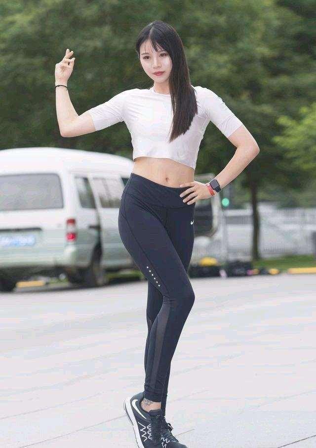 打底裤承载时尚美女的气质,成熟稳重精致,优雅简约