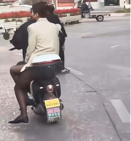 小伙骑电动车带黑丝美女引羡慕,男子一路跟随到底输在哪里