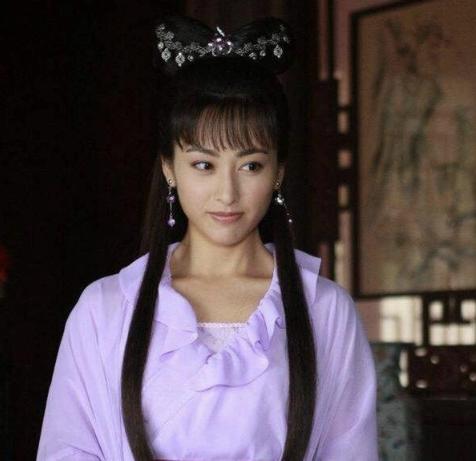 她曾与大25岁张铁林相恋,如今嫁大23岁老戏骨,被宠成公主