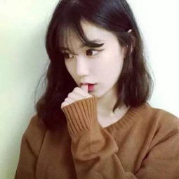 照片短发女生头像的背面照片红唇